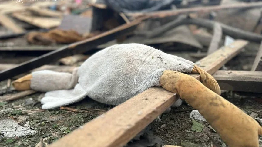 Ілюстративне фото. Мʼяка іграшка у формі гуски, знайдена на місці зруйнованого будинку родини Мартинюків, в якій 25 травня російська атака вбила трьох дітей