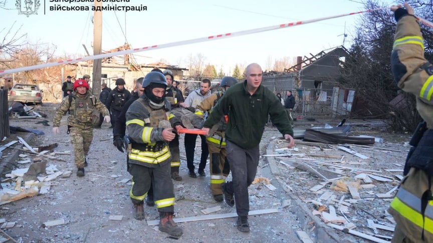 В результате российской атаки по Запорожью по меньшей мере 10 человек получили ранения