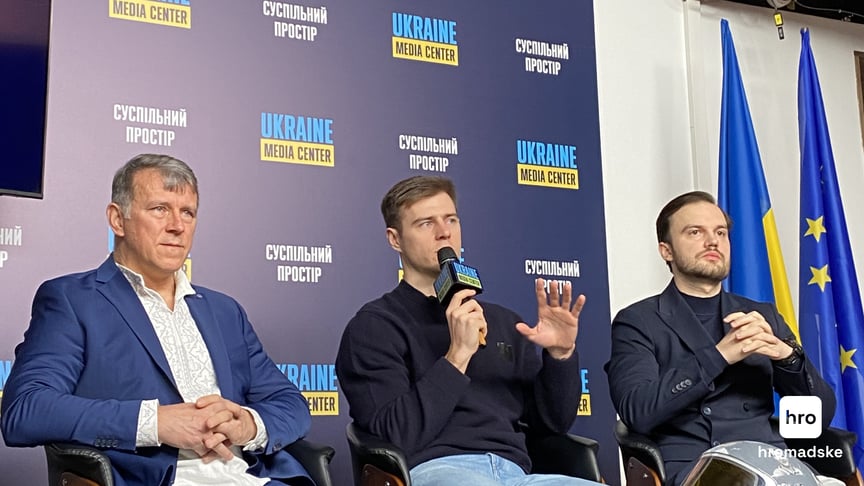 Скелетоніст Владислав Гераскевич разом із батьком та адвокатом на пресконференції у Києві, 19 лютого 2026 року