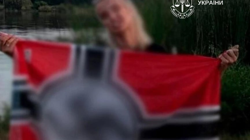 Дівчина з нацистським прапором