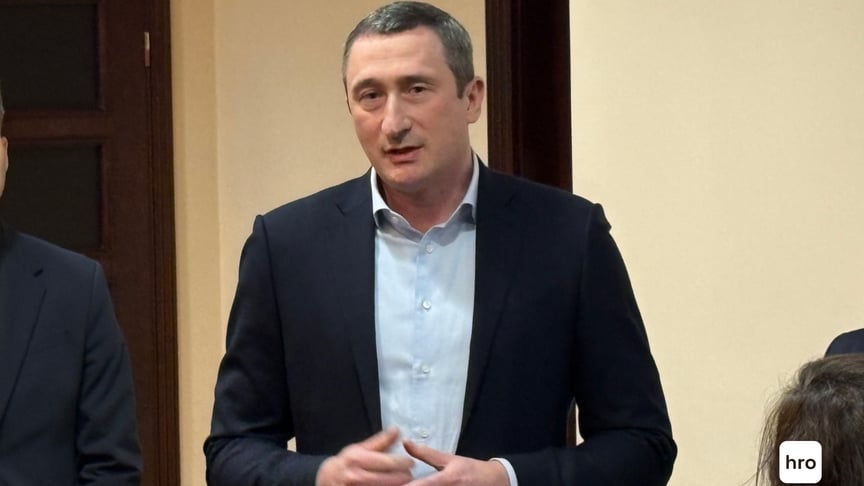 Олексій Чернишов спілкується з журналістами в будівлі ВАКС, Київ, 17 листопада 2025 року