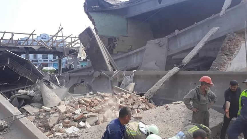 На Закарпатье обрушилось здание бывшего кинотеатра, под завалами могут быть люди