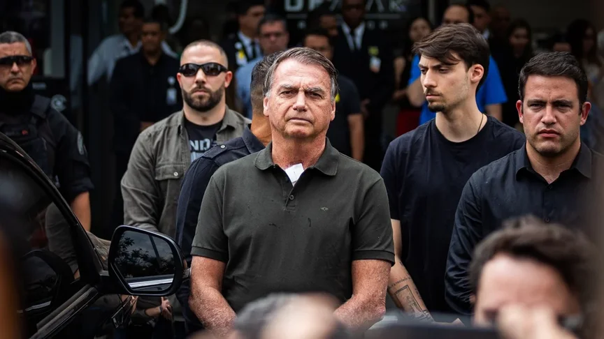 Колишній президент Бразилії (в центрі) Жаїр Болсонару виходить із лікарні в Бразиліа, 14 вересня 2025 року