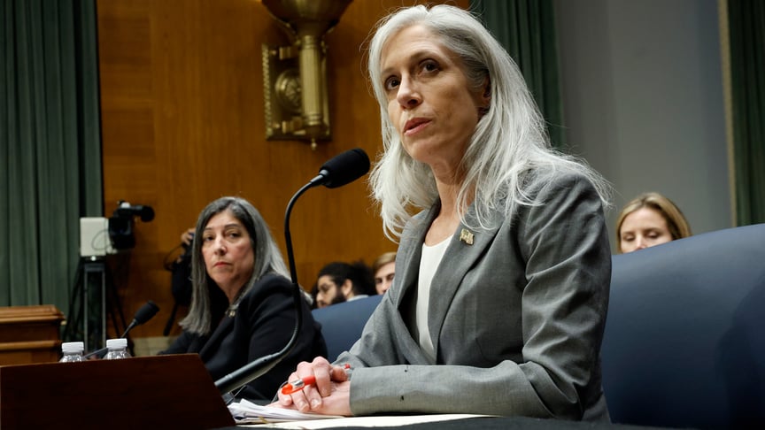 Колишня директорка CDC Сьюзен Монарес (ліворуч) та колишня головна лікарка CDC докторка Дебра Гурі дають свідчення перед Комітетом Сенату, Вашингтон, 17 вересня 2025 року