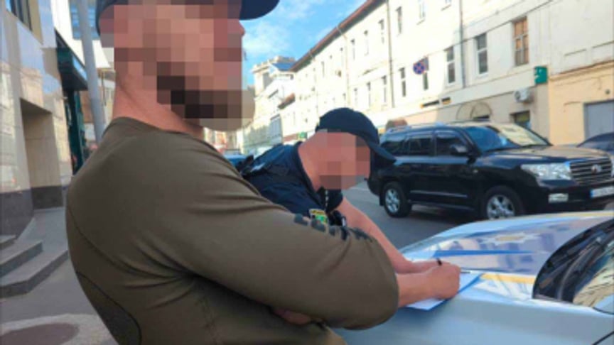 Військовий Олександр Ширшин на місці події після того, як у нього в машині виявили наркотики Військовий Олександр Ширшин на місці події після того, як у нього в машині виявили наркотики