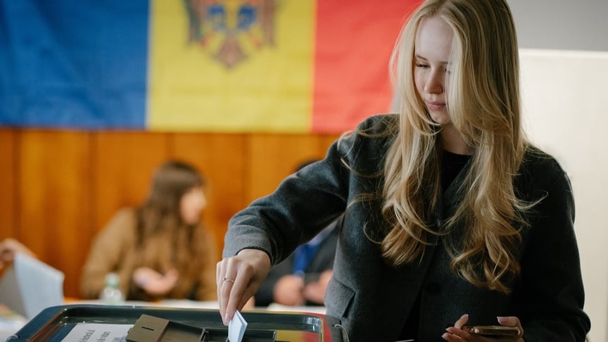 Дівчина на виборчій дільниці 28 вересня 2025 року в Кишиневі, Молдова