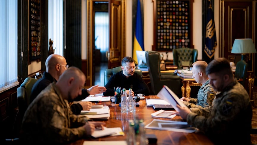 Президент Володимир Зеленський провів нараду з військовими високопосадовцями