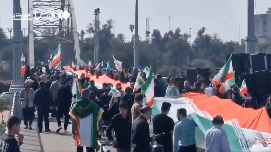 В Ірані люди формують «живі ланцюги»