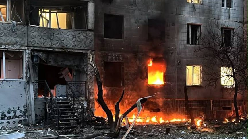 Багатоповерхівка в Сумах, у яку влучив російський дрон Багатоповерхівка в Сумах, у яку влучив російський дрон
