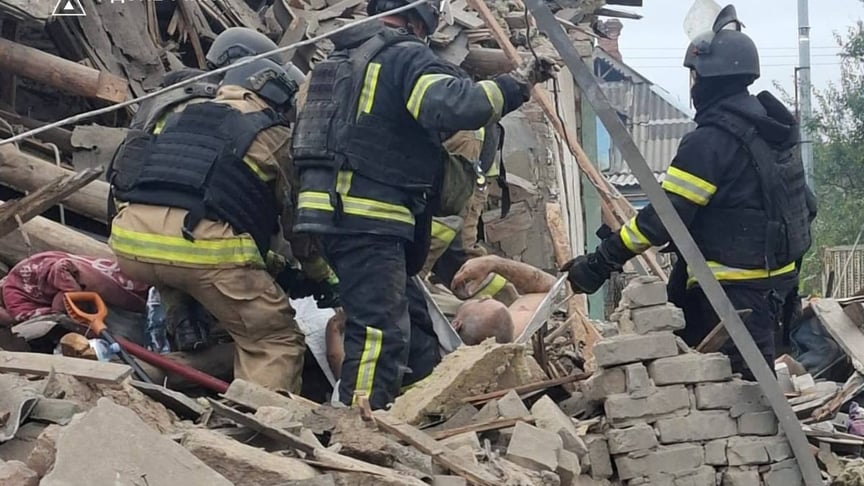 Рятувальники дістають тіло загиблого з-під завалів будинку в Слов'янську, 18 жовтня 2026 року Рятувальники дістають тіло загиблого з-під завалів будинку в Слов'янську, 18 жовтня 2026 року
