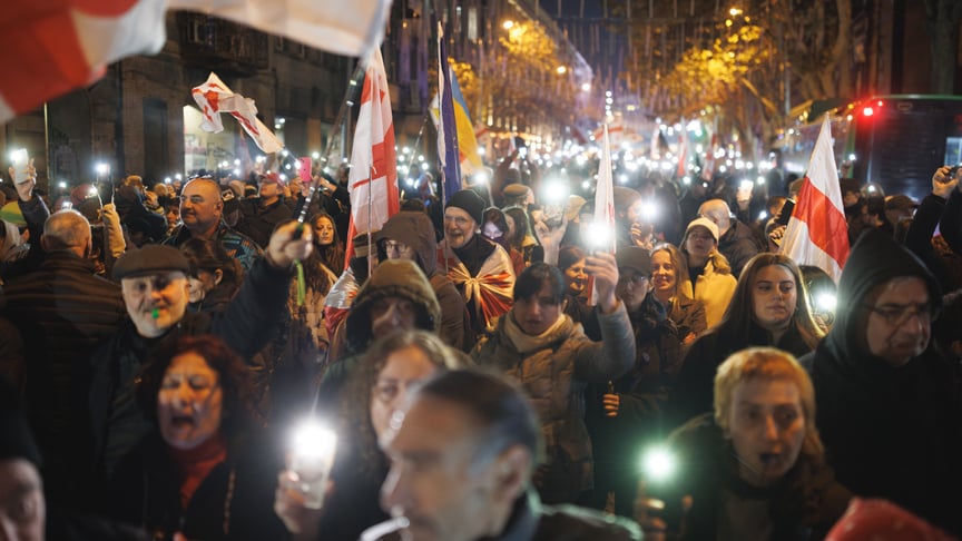 Протестувальники ідуть центром Тбілісі, 6 грудня 2025 року