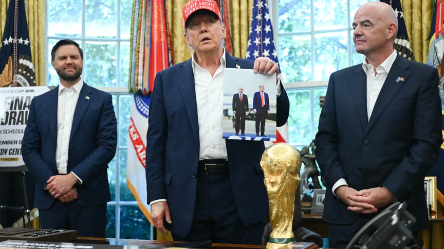 Президент США Дональд Трамп показує журналістам фото з главою рф володимиром путіним, 22 серпня 2025 року