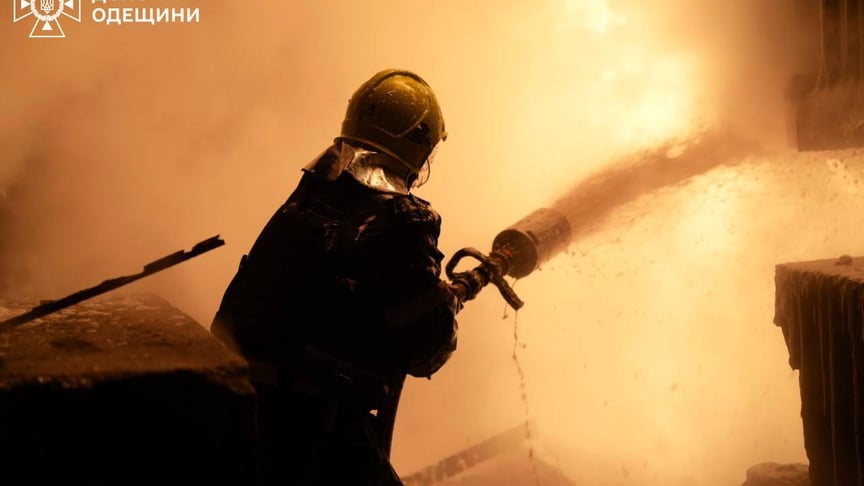 Рятувальники ліквідовують наслідки російських обстрілів Одещини