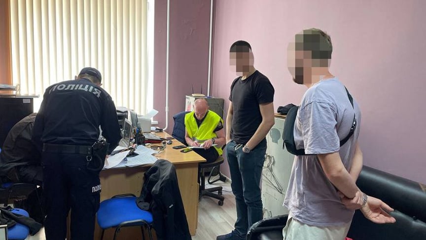 Затримані чоловіки у відділку поліції