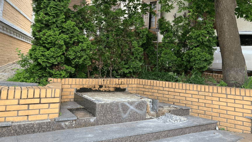 Місце, на якому був розміщений пам'ятник Михайлу Булгакову в Києві