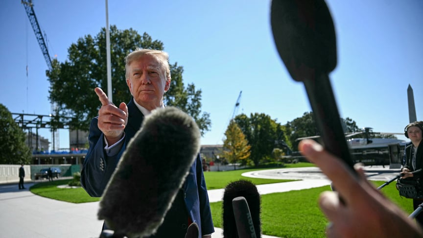 Президент США Дональд Трамп спілкується з представниками преси перед посадкою на борт Marine One, відправляючись з Південної галявини Білого дому у Вашингтоні, округ Колумбія, 13 жовтня 2026 року Президент США Дональд Трамп спілкується з представниками преси перед посадкою на борт Marine One, відправляючись з Південної галявини Білого дому у Вашингтоні, округ Колумбія, 13 жовтня 2026 року