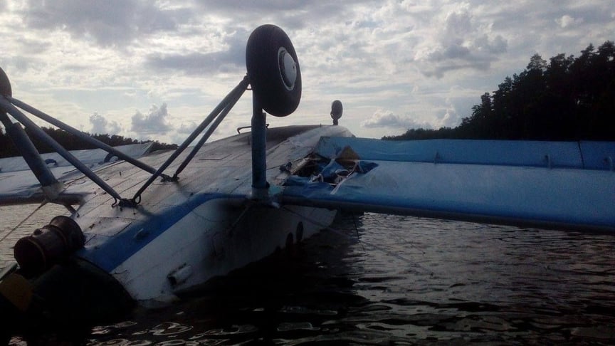 В одне з київських озер упав літак: двоє людей постраждали