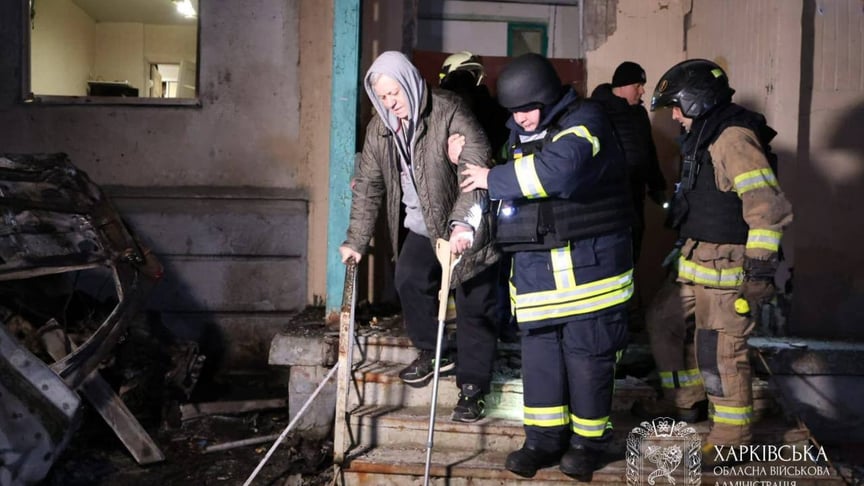 Рятувальники виводять жінку із задимленого будинку, 19 листопада 2025 року