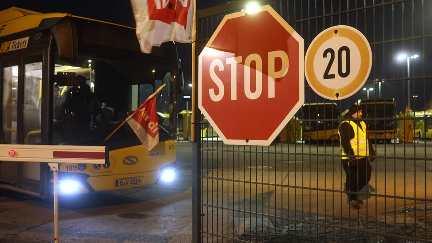 Автобуси стоять припаркованими в депо під час 24-годинного загальнонаціонального страйку громадського транспорту, Берлін, Німеччина, 2 лютого 2026 року