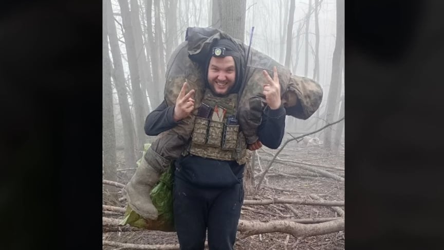В Сумской области пленили раненого оккупанта-белоруса. Военный пронес его на руках 10 км по заминированным полям (ВИДЕО)