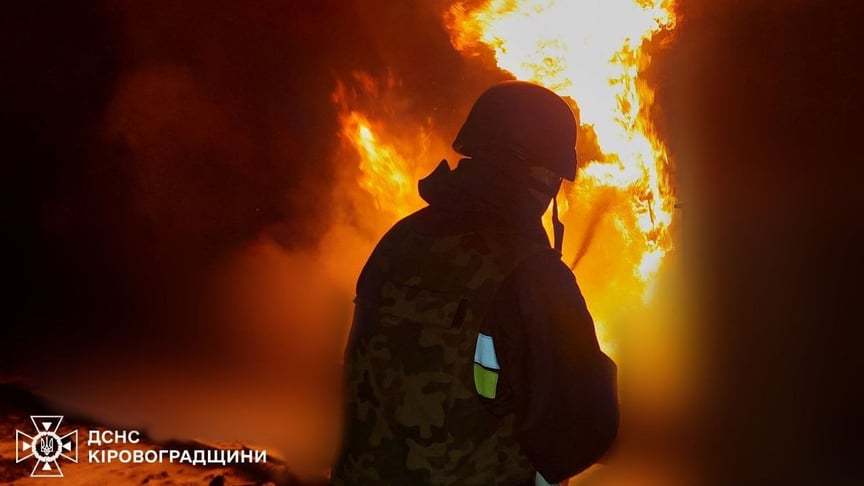 Чрезвычайники ликвидируют пожар после обстрелов рф, 24 октября 2025 года