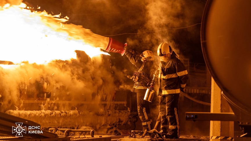 Рятувальники ліквідують наслідки російської атаки на Київ, 24 січня 2026 року