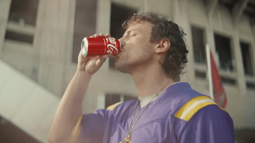 Скриншот з реклами Coca-Cola, де зімітували голос Джонні Кеша Скриншот з реклами Coca-Cola, де зімітували голос Джонні Кеша