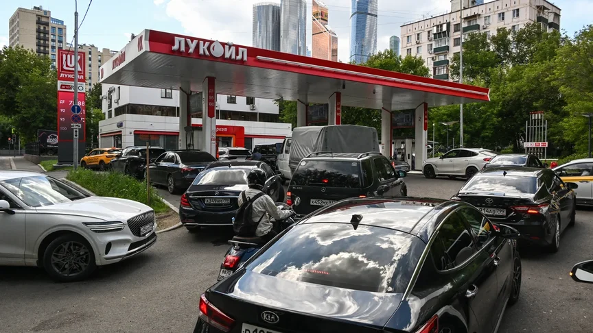 Ілюстративне фото. Люди стоять у черзі на заправці «Лукойл», Москва, 24 червня 2026 року