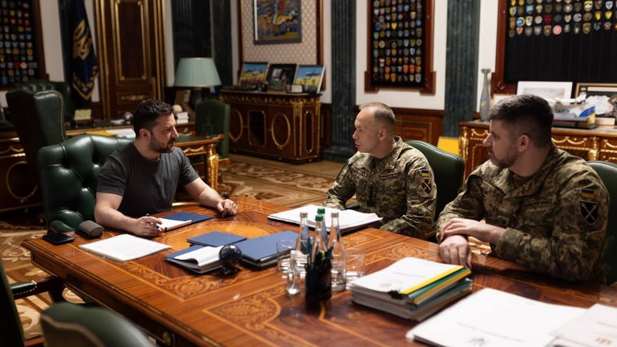Президент України Володимир Зеленський з головнокомандувачем ЗСУ Олександром Сирським і начальником Генштабу Андрієм Гнатовим
