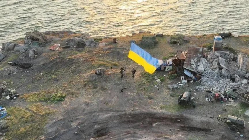 Українські військові встановлюють державний прапор на деокупованому острові Зміїний, 7 липня 2022 року