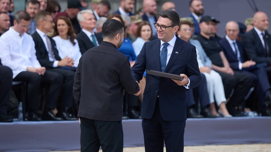 Президент Володимир Зеленський вручає відзнаку «Вдячність Українського народу» прем’єр-міністр Великої Британії Енді Бернему, Київ, 24 серпня 2026 року