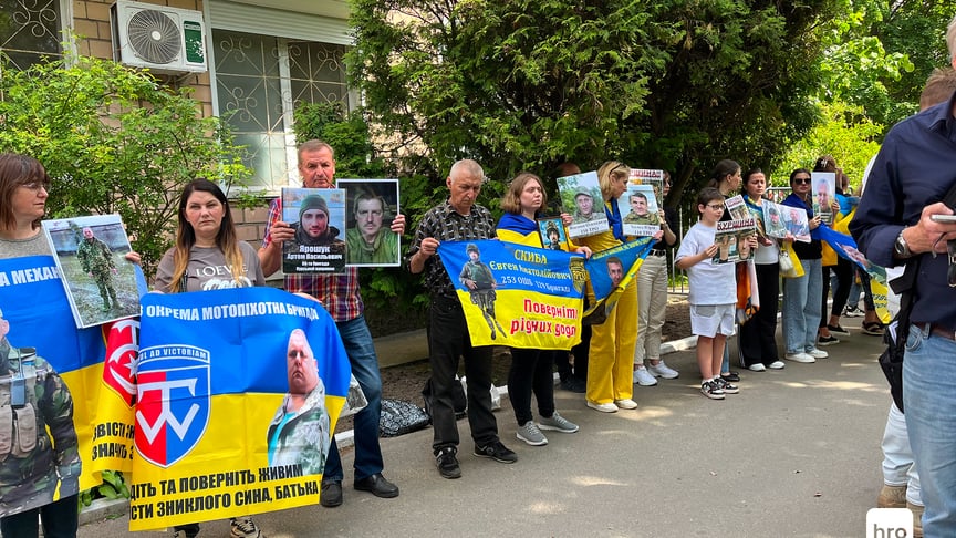 Люди, собравшиеся на месте встречи освобожденных из российского плена Люди, собравшиеся на месте встречи освобожденных из российского плена