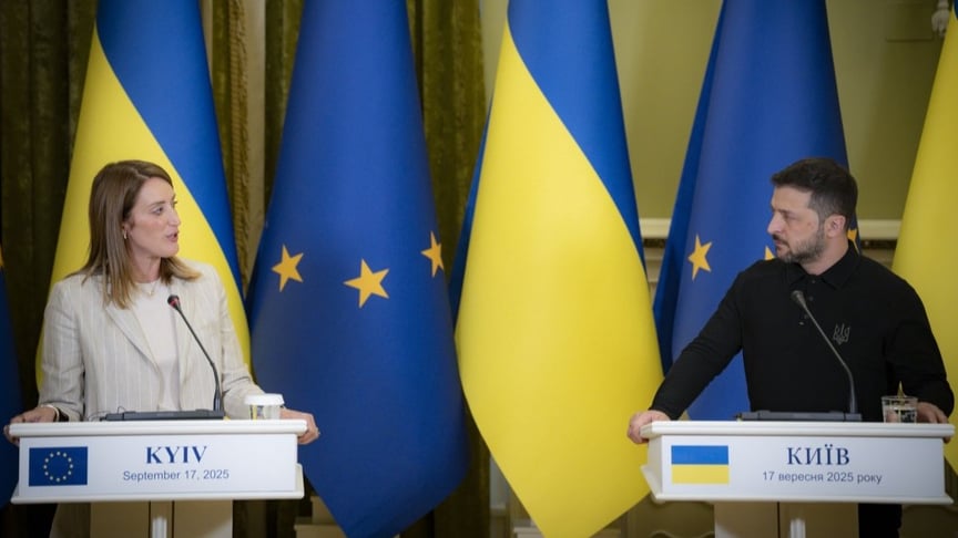 Президент України Володимир Зеленський на пресконференції з президенткою Європарламенту Робертою Мецолою