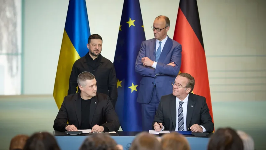 Міністр оборони України Михайло Федоров та міністр оборони Німеччини Борис Пісторіус під час підписання угоди про обмін оборонними даними