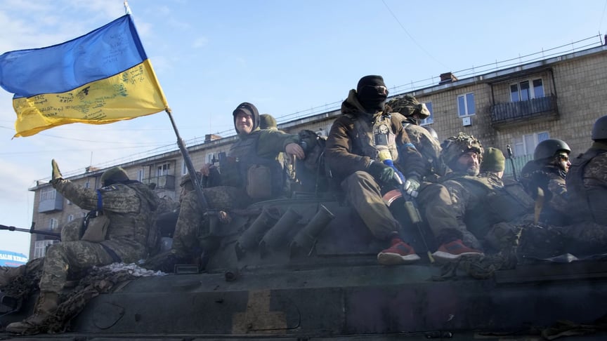 Українські військові їдуть на танку звільненим містом Тростянець, 28 березня 2022 року