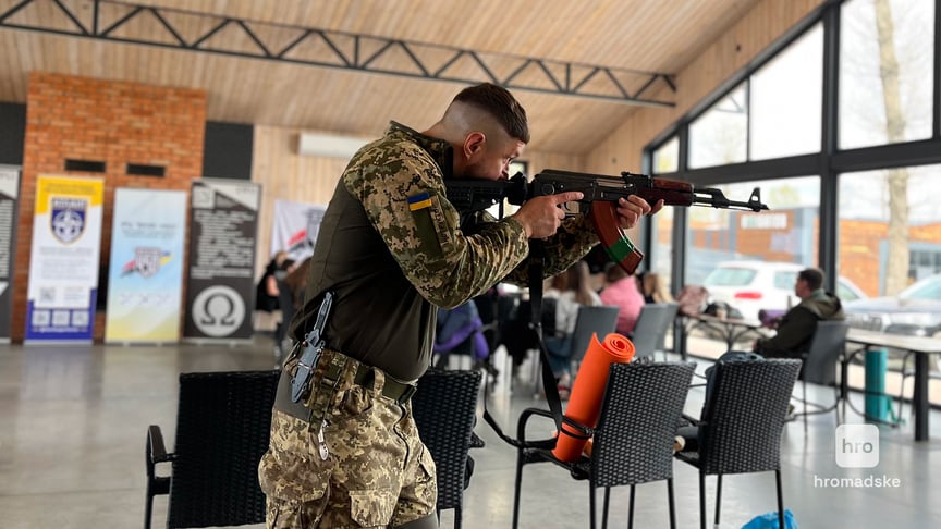 Голова ГО «Центр підтримки “Атлант”» Андрій Омельченко проводить тренінг з основ поводження зі зброєю, Київ