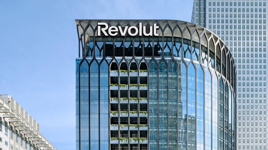 Логотип Revolut на штаб-квартирі компанії у Лондоні