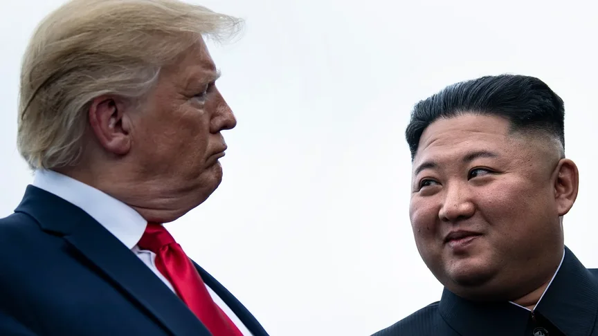 Президент США Дональд Трамп і лідер Північної Кореї Кім Чен Ин розмовляють перед зустріччю в демілітаризованій зоні в Пханмунджомі, 30 червня 2019 року