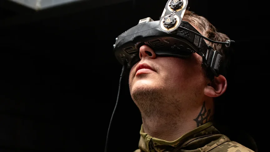 Ілюстративне фото. Оператор керує безпілотником з укриття на своєму робочому місці в Донецькій області, 29 травня 2025 року