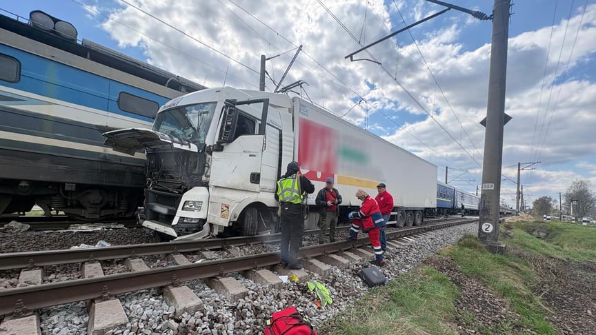 Наслідки зіткнення вантажівки з потягом
