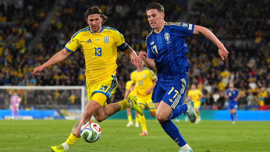 Гравець збірної Швеції Віктор Йокерес та гравець української збірної Ілля Забарний змагаються за м’яч під час плейоф відбіркового турніру до ЧС-2026