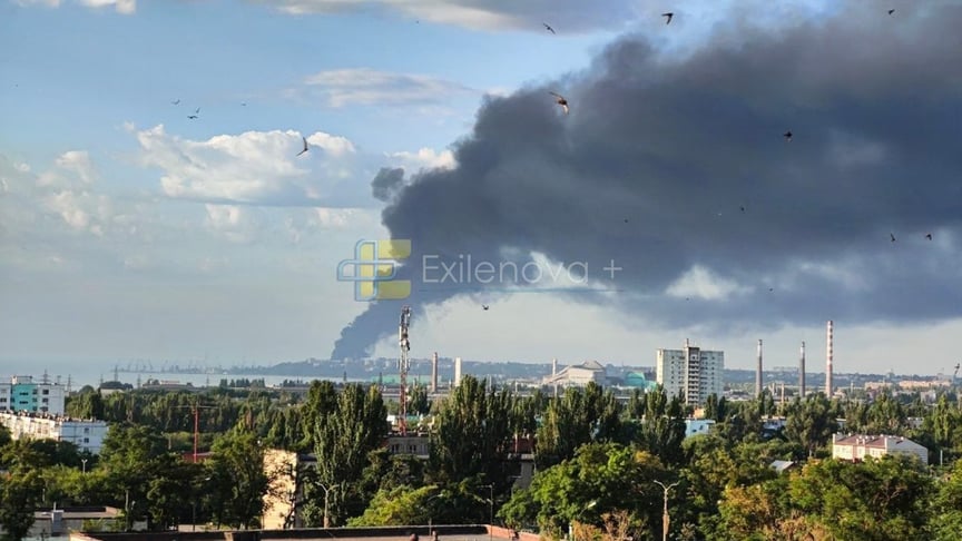 Пожежа у російському Таганрозі, де ймовірно був атакований портовий термінал Пожежа у російському Таганрозі, де ймовірно був атакований портовий термінал