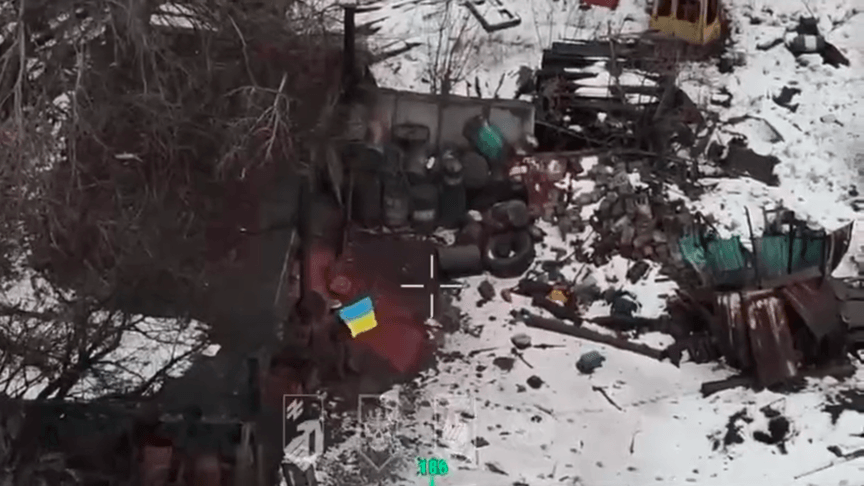 Український військовий тримає прапор України в Родинському Український військовий тримає прапор України в Родинському