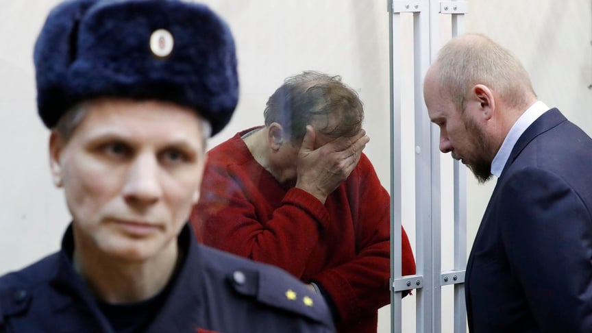 Олег Соколов (в центре) с адвокатом перед началом суда в Санкт-Петербурге, Россия, 11 ноября 2019 года
