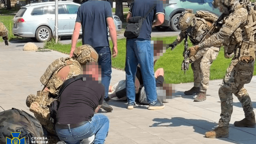 Правоохоронці під час затримання підозрюваних іноземців