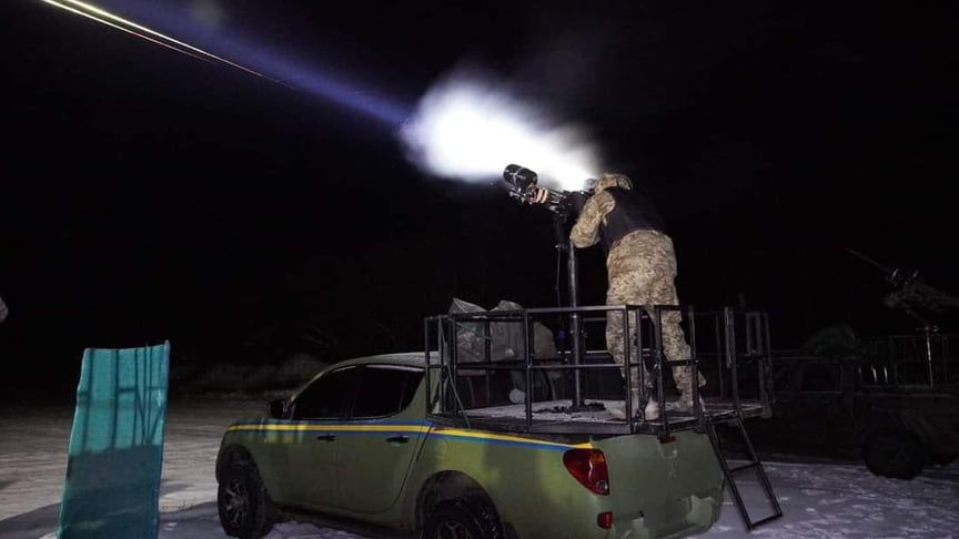 Украинский военнослужащий сбивает воздушные цели