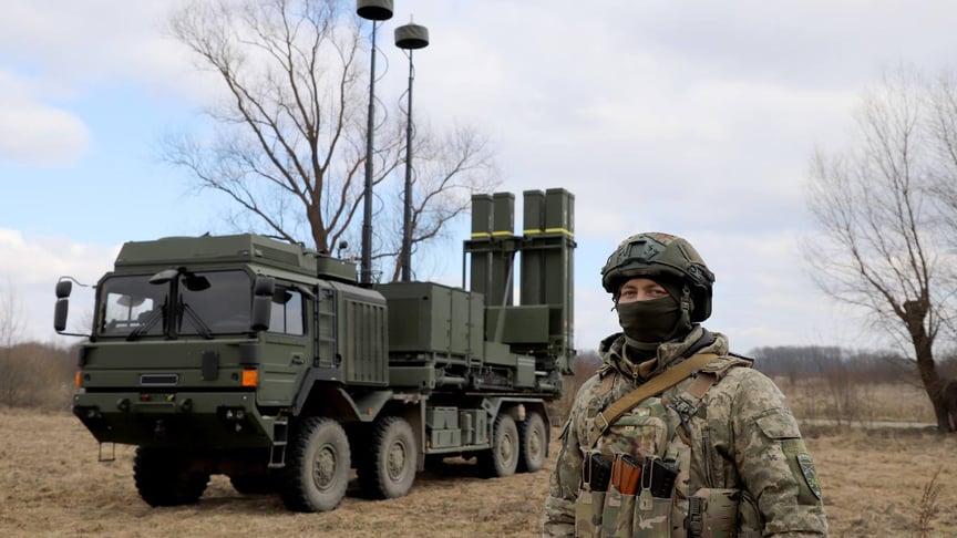 Ілюстративне фото. Військовий біля пускової установки зенітного ракетного комплексу IRIS-T