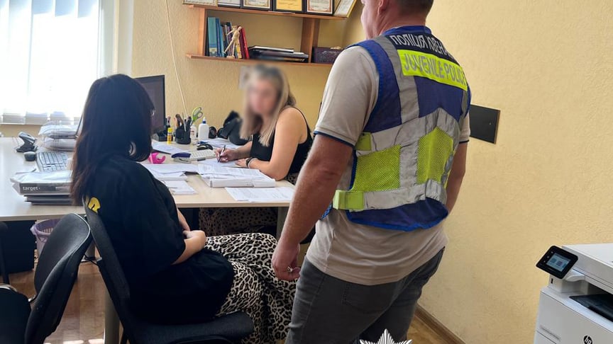 Неповнолітню матір, яка залишила немовля в зачиненій квартирі, судитимуть — прокуратура