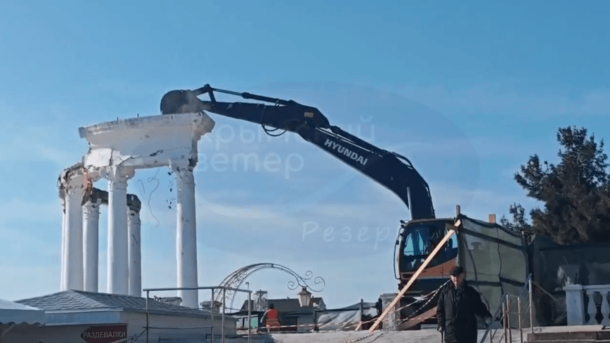 Демонтаж білої ротонди в тимчасово окупованій Алушті