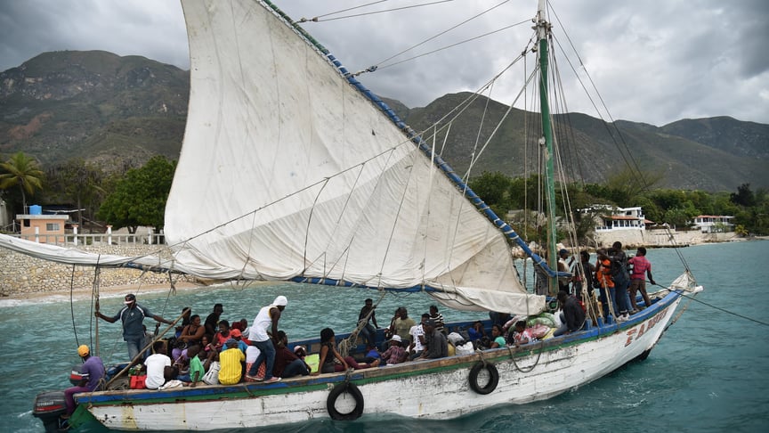 Ілюстративне фото. Гаїтянці на човні пливуть до острова Гонав